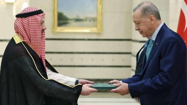 Duta Besar Arab Saudi untuk Turki Abu Al-Nasr menyerahkan surat kepercayaan kepada Erdogan